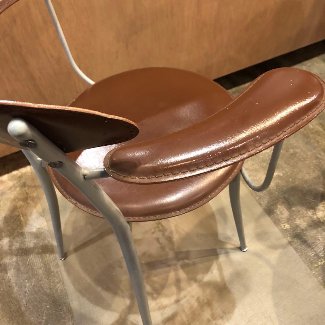 ミッドセンチュリー　ブラウン アーム付き　ダイニングチェア　レザー風