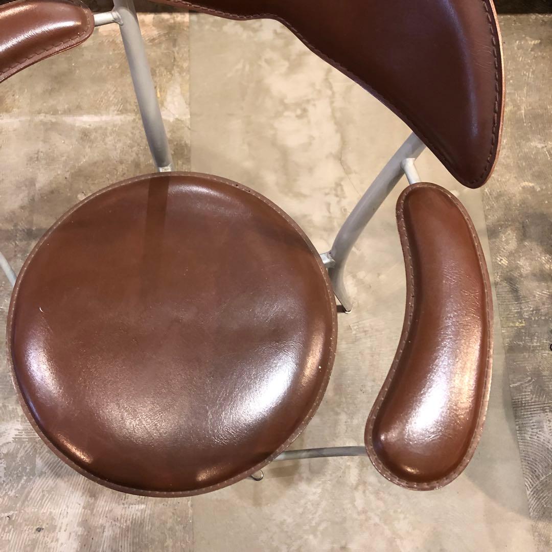 ミッドセンチュリー　ブラウン アーム付き　ダイニングチェア　レザー風