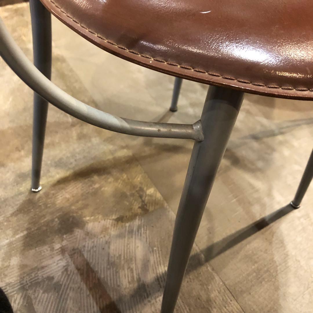 ミッドセンチュリー　ブラウン アーム付き　ダイニングチェア　レザー風