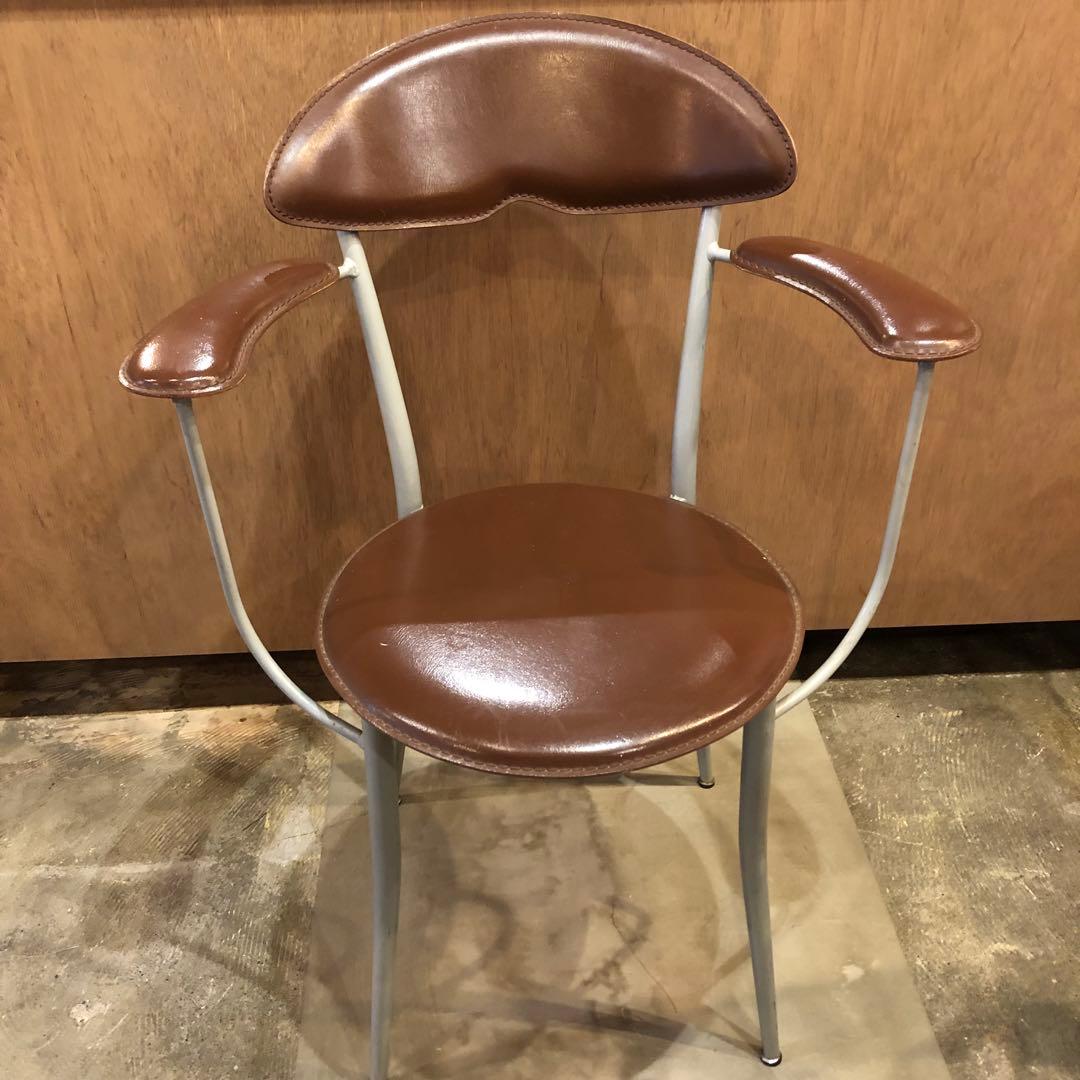 ミッドセンチュリー　ブラウン アーム付き　ダイニングチェア　レザー風