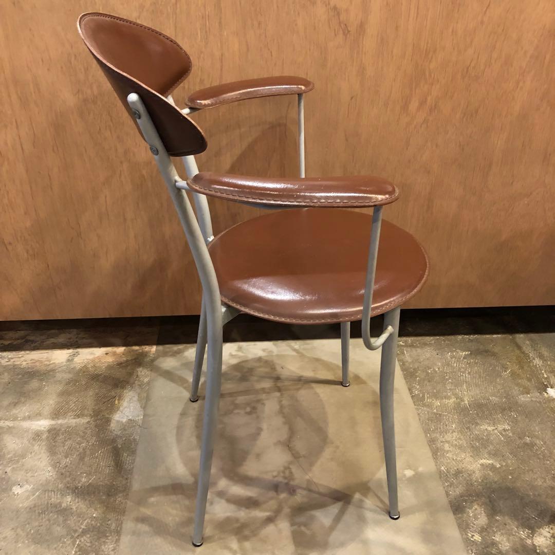 ミッドセンチュリー　ブラウン アーム付き　ダイニングチェア　レザー風