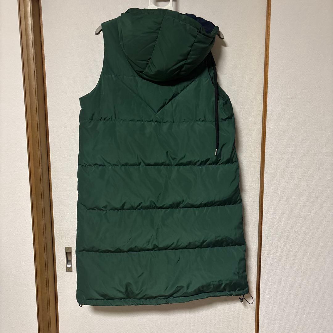 深緑のロングダウンベスト
