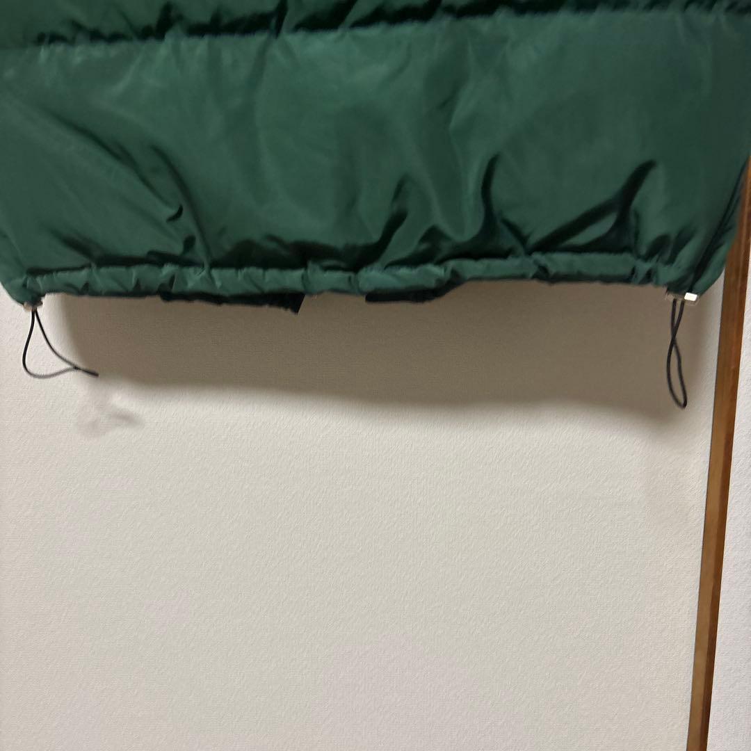 深緑のロングダウンベスト