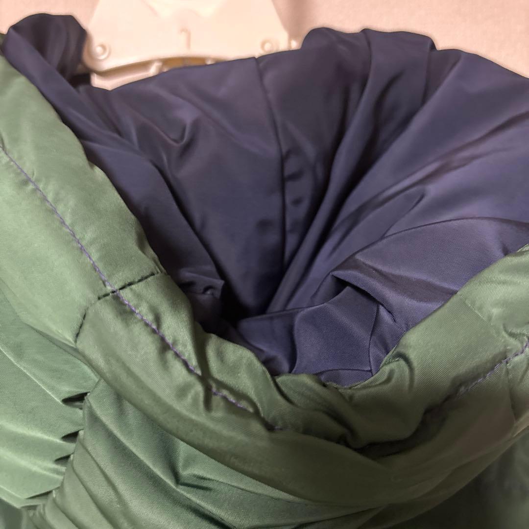 深緑のロングダウンベスト