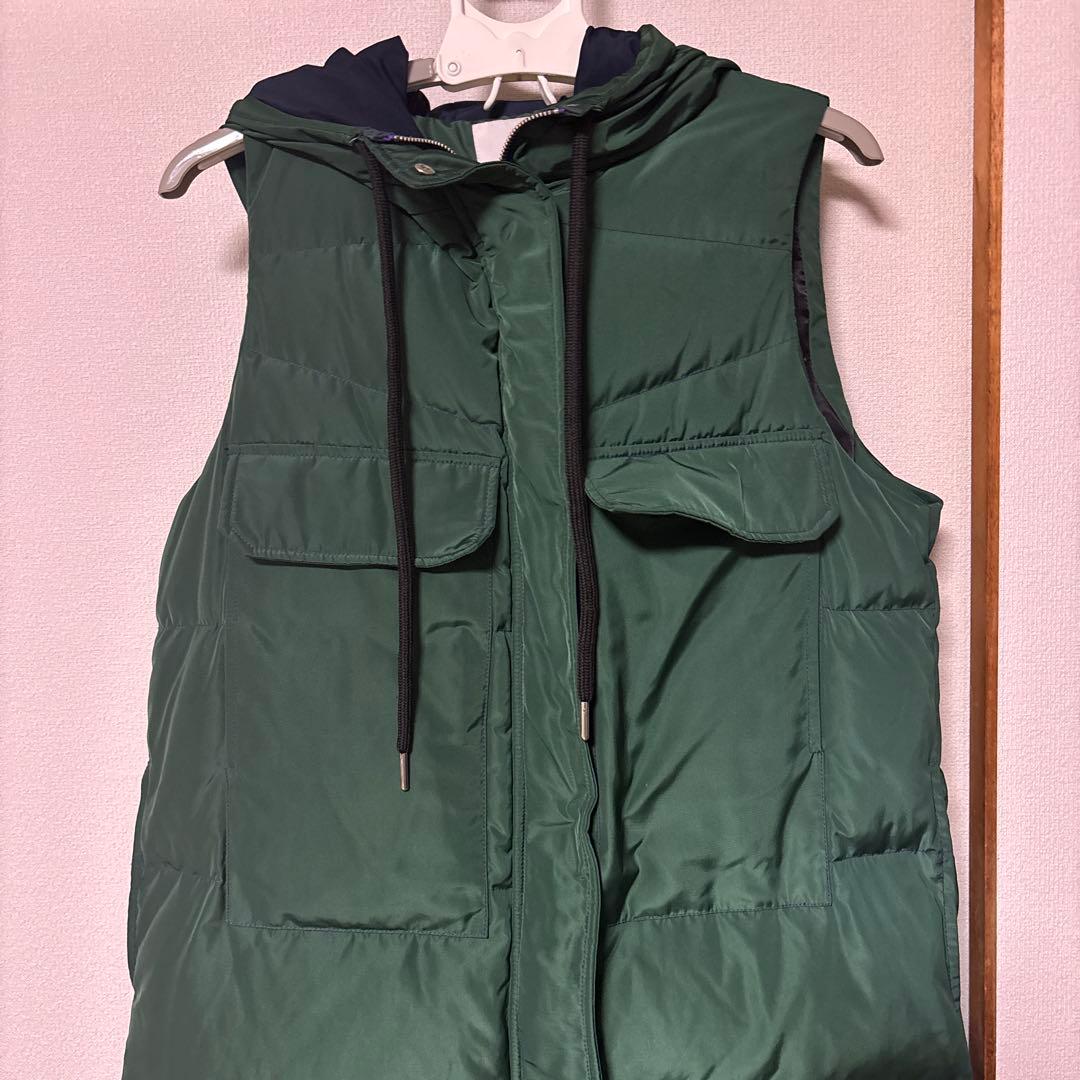 深緑のロングダウンベスト