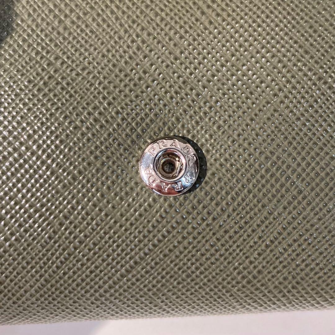 s1681 プラダ 美品 サフィアーノレザー 三つ折り財布 オリーブグリーン