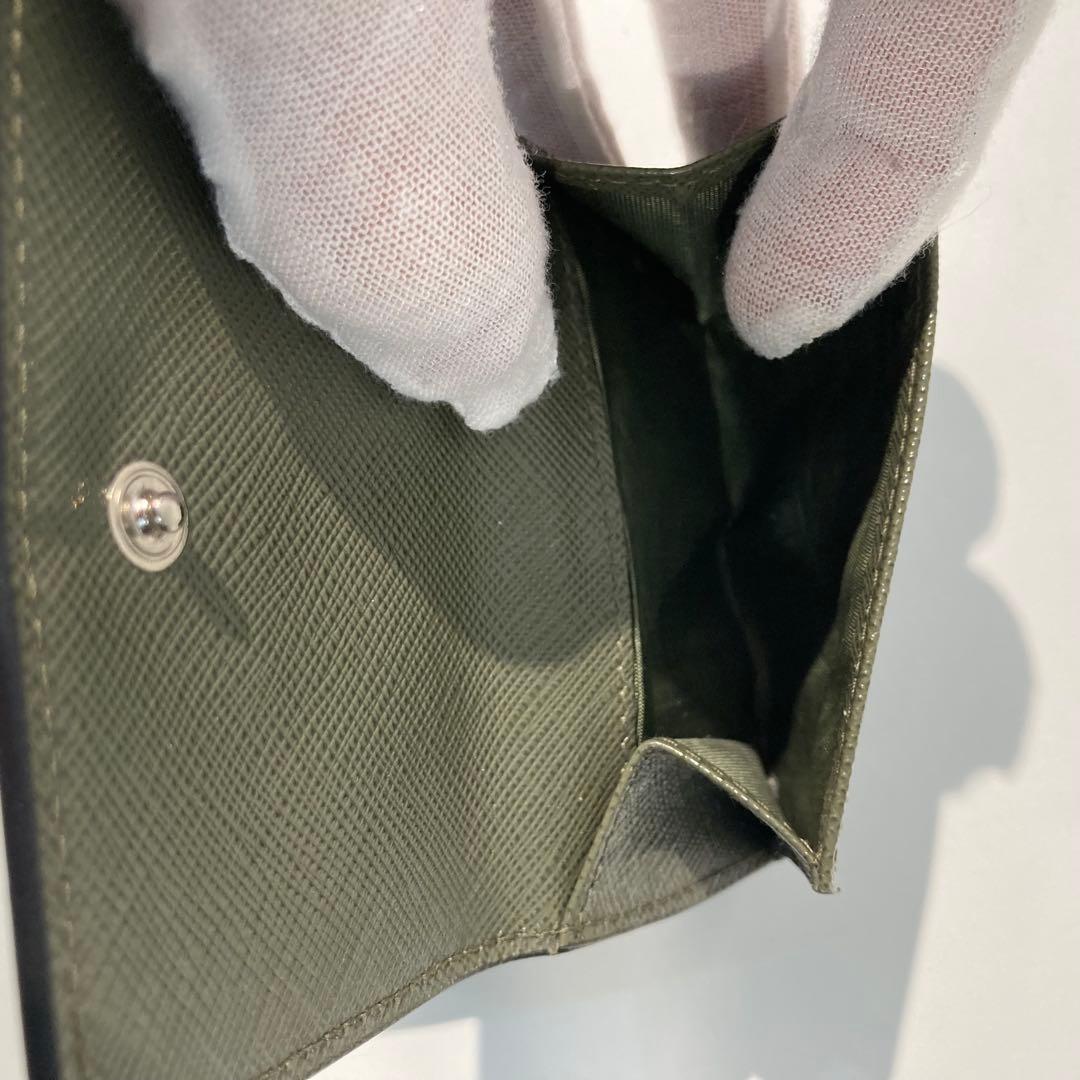 s1681 プラダ 美品 サフィアーノレザー 三つ折り財布 オリーブグリーン