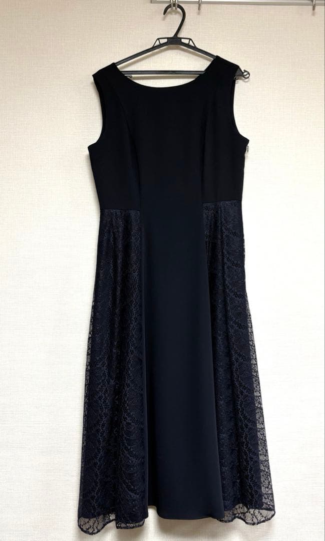 【エメ2025 一回着用】サイドレースフィット&フレアノースリーブドレス