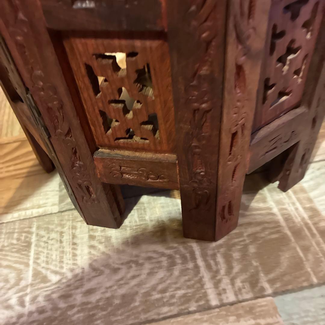 インド製　椅子ミニテーブル折りたたみ可能木製彫刻入り円形　横30cm高さ31cm