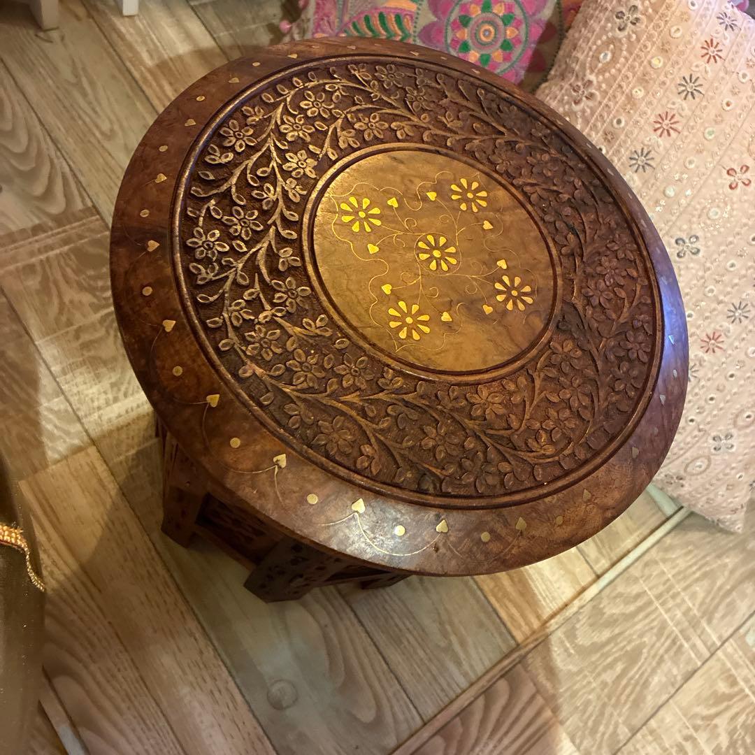 インド製　椅子ミニテーブル折りたたみ可能木製彫刻入り円形　横30cm高さ31cm