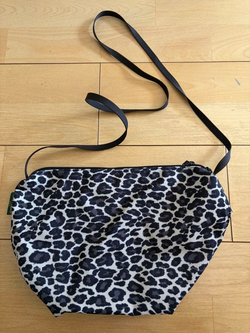 エルベシャプリエ　グリーンレーベル別注　ビッグポシェットレオパード(グレイ)