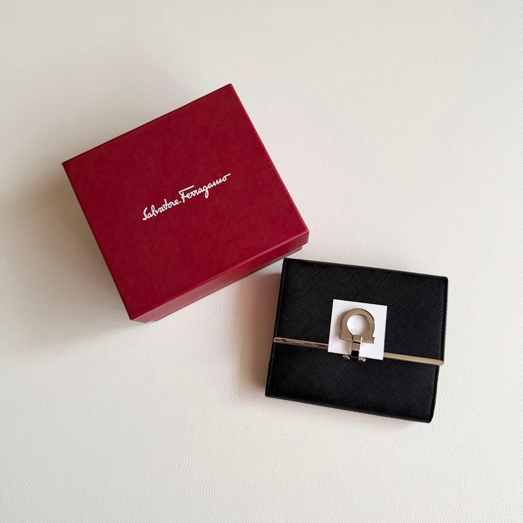 新品未使用【サルヴァトーレフェラガモ】ガンチーニ 二つ折り財布 レザー 黒 箱