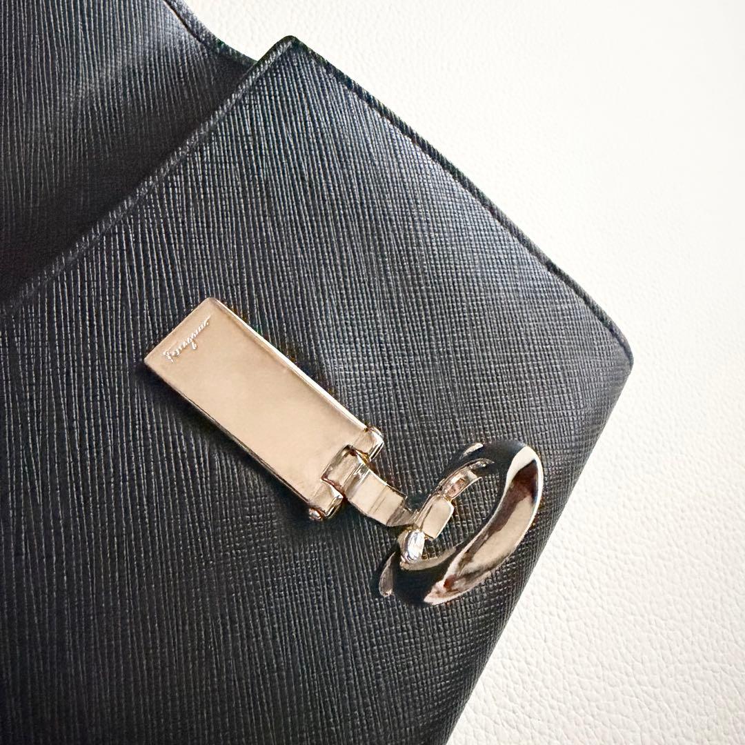 新品未使用【サルヴァトーレフェラガモ】ガンチーニ 二つ折り財布 レザー 黒 箱