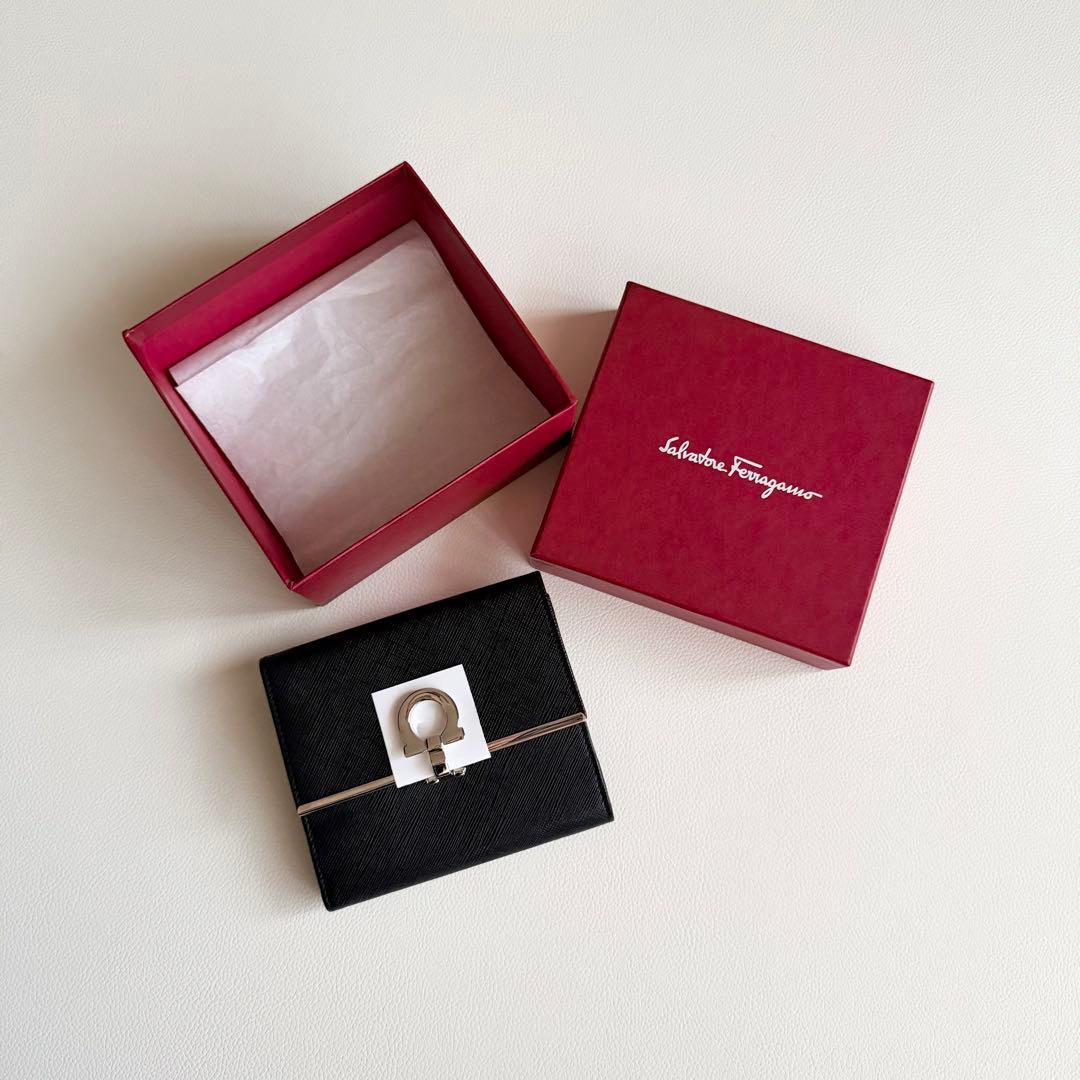 新品未使用【サルヴァトーレフェラガモ】ガンチーニ 二つ折り財布 レザー 黒 箱