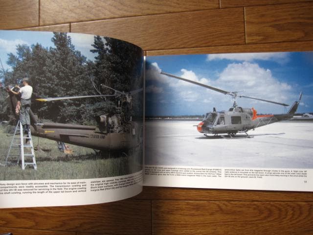 洋書 Walk Around UH-1 Huey Gunships