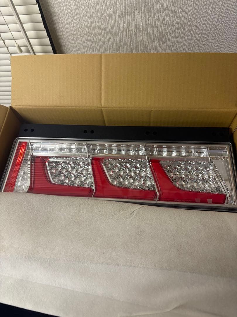 小糸　KOITO LED3連テールランプ　左側