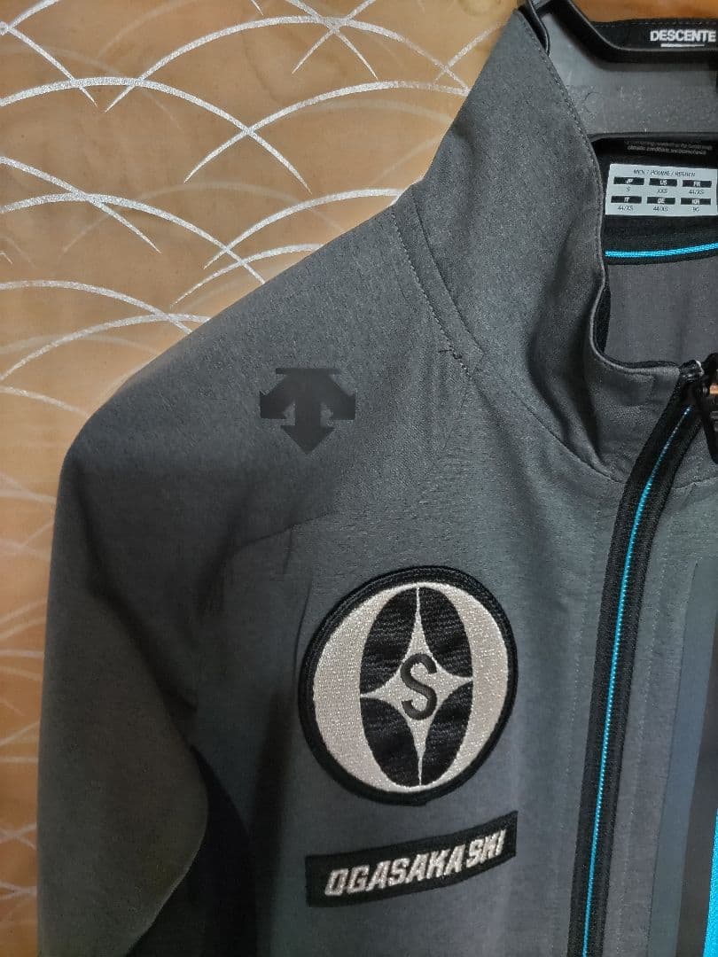 極美良品 ほぼ新古品 オガサカ デサント トレーニングジャージ上下