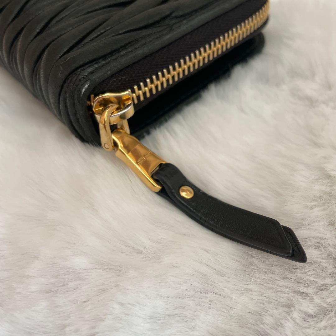 MIU MIU ミュウミュウ　二つ折財布　ブラック　NERO
