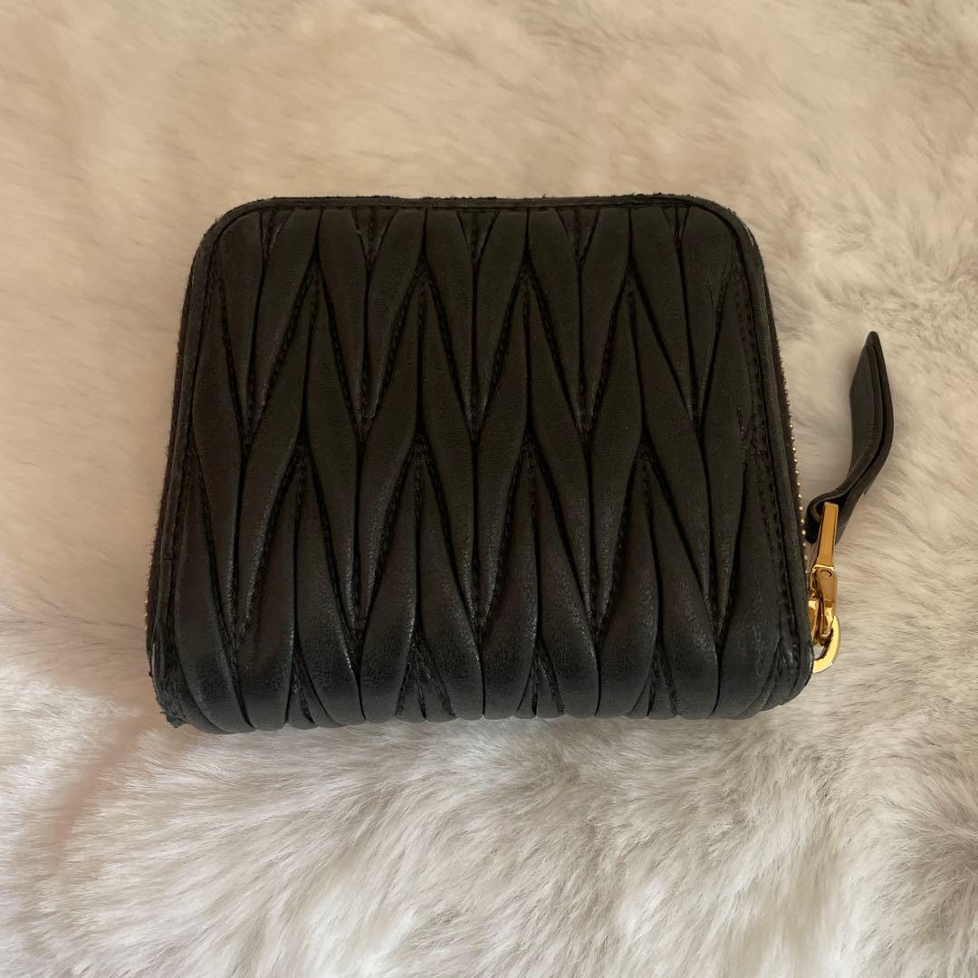 MIU MIU ミュウミュウ　二つ折財布　ブラック　NERO