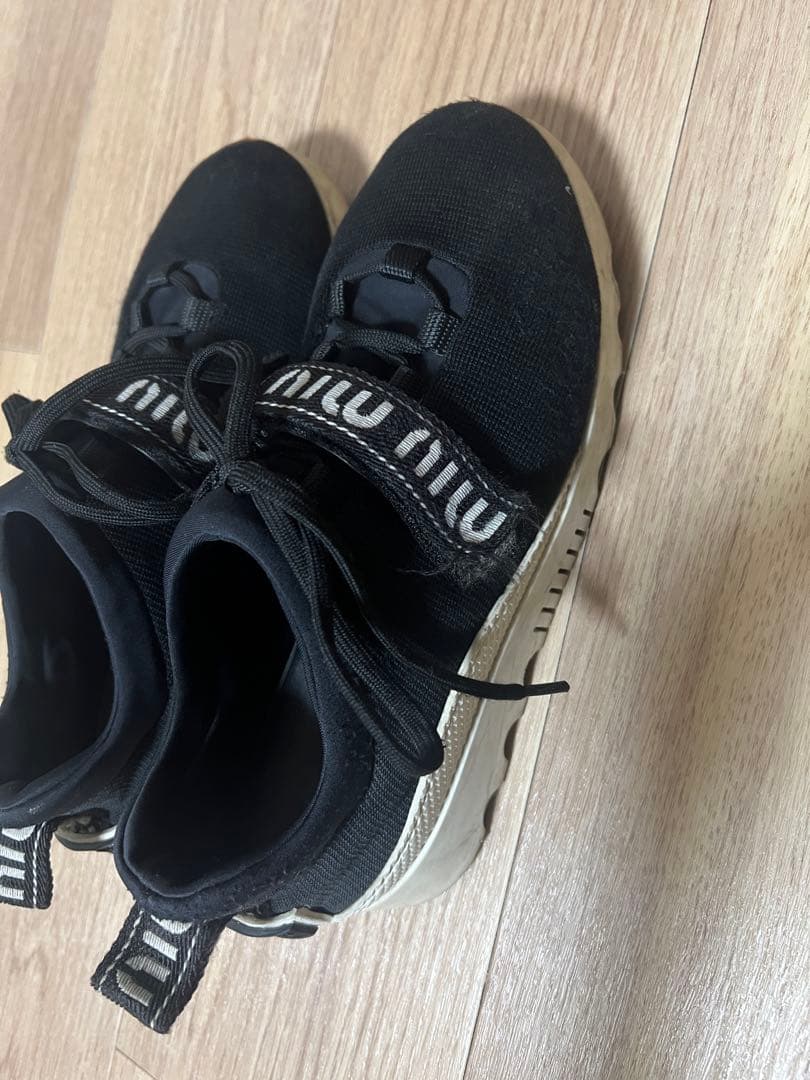 限定セール 値下げします明日には戻しますmiumiu スニーカー