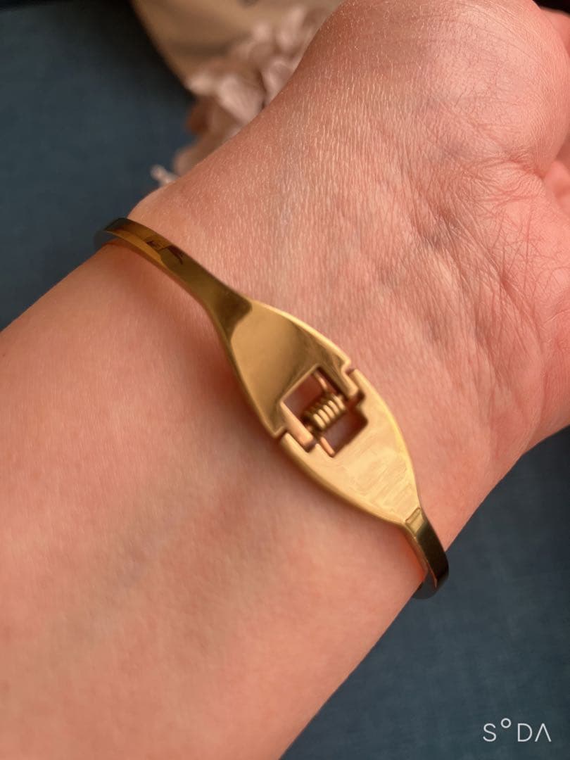 CHANEL ブレスレット　バングル　ゴールド　CC ラインストーン　ノベルティ