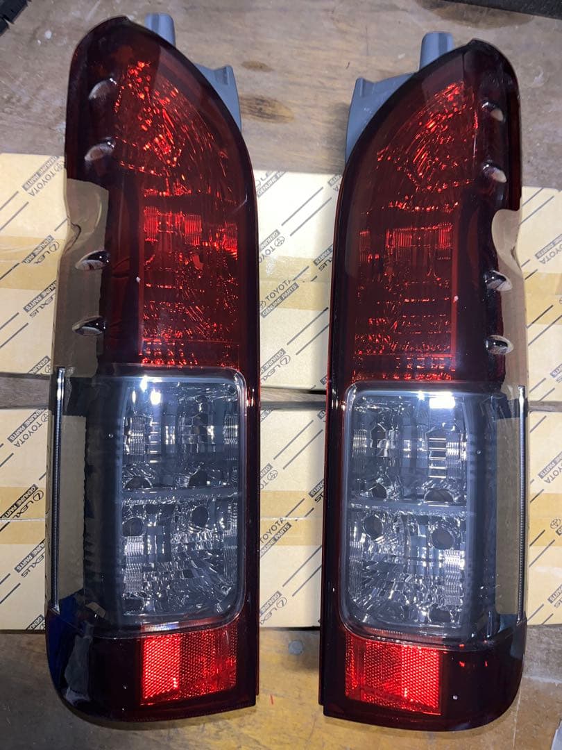 ハイエース‼︎純正新品テール‼︎スモークテール‼︎純正新品使用‼︎