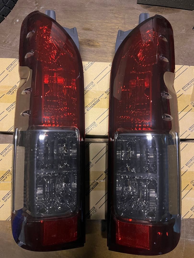 ハイエース‼︎純正新品テール‼︎スモークテール‼︎純正新品使用‼︎
