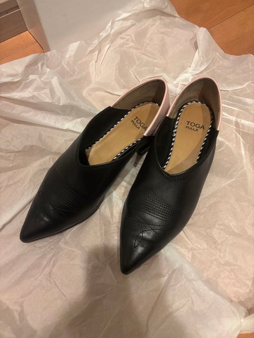 TOGA PULLA フラットシューズ ブラック・ピンク