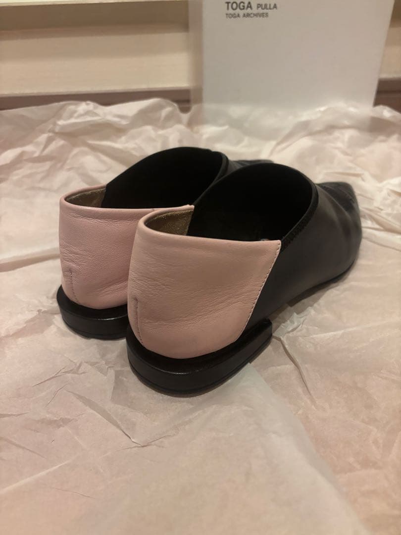 TOGA PULLA フラットシューズ ブラック・ピンク