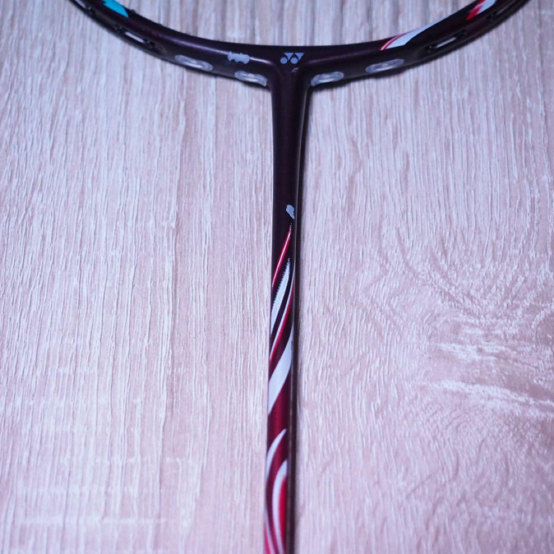 ヨネックス　クレナイ　YONEX アストロクス100ZZ 4UG5 AX 紅