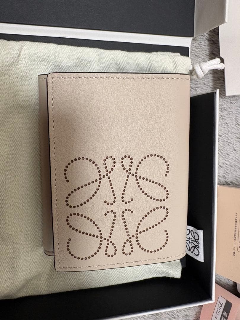 新品【LOEWE】3つ折り財布 トライフォールドウォレット アナグラム