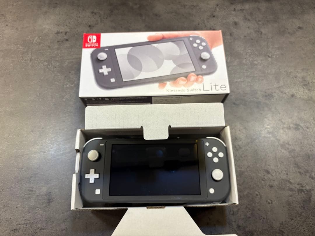 【極美品使用時間10時間以内】ニンテンドーswitchライト