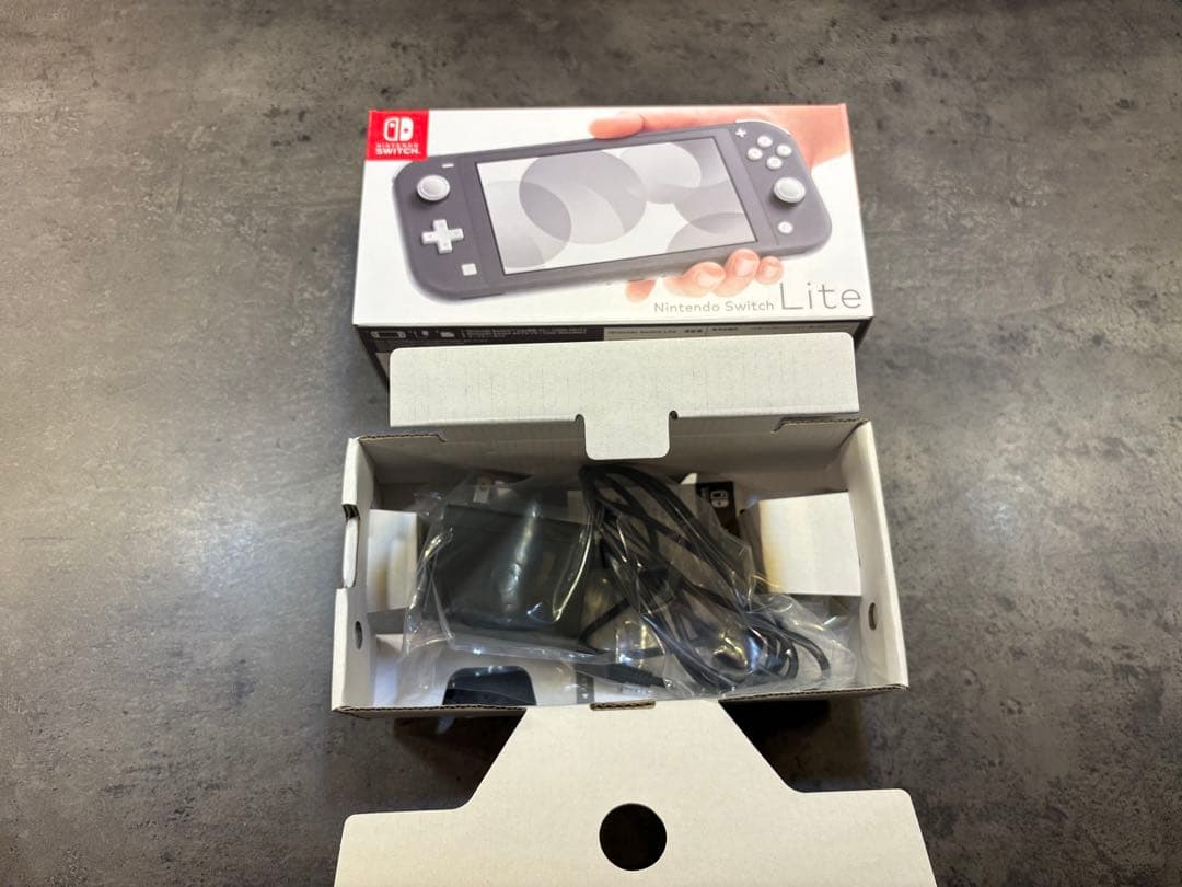 【極美品使用時間10時間以内】ニンテンドーswitchライト