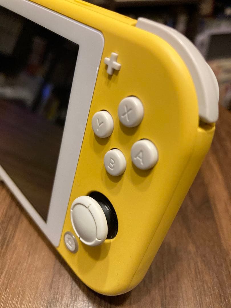 ニンテンドー　Switchライト　イエロー