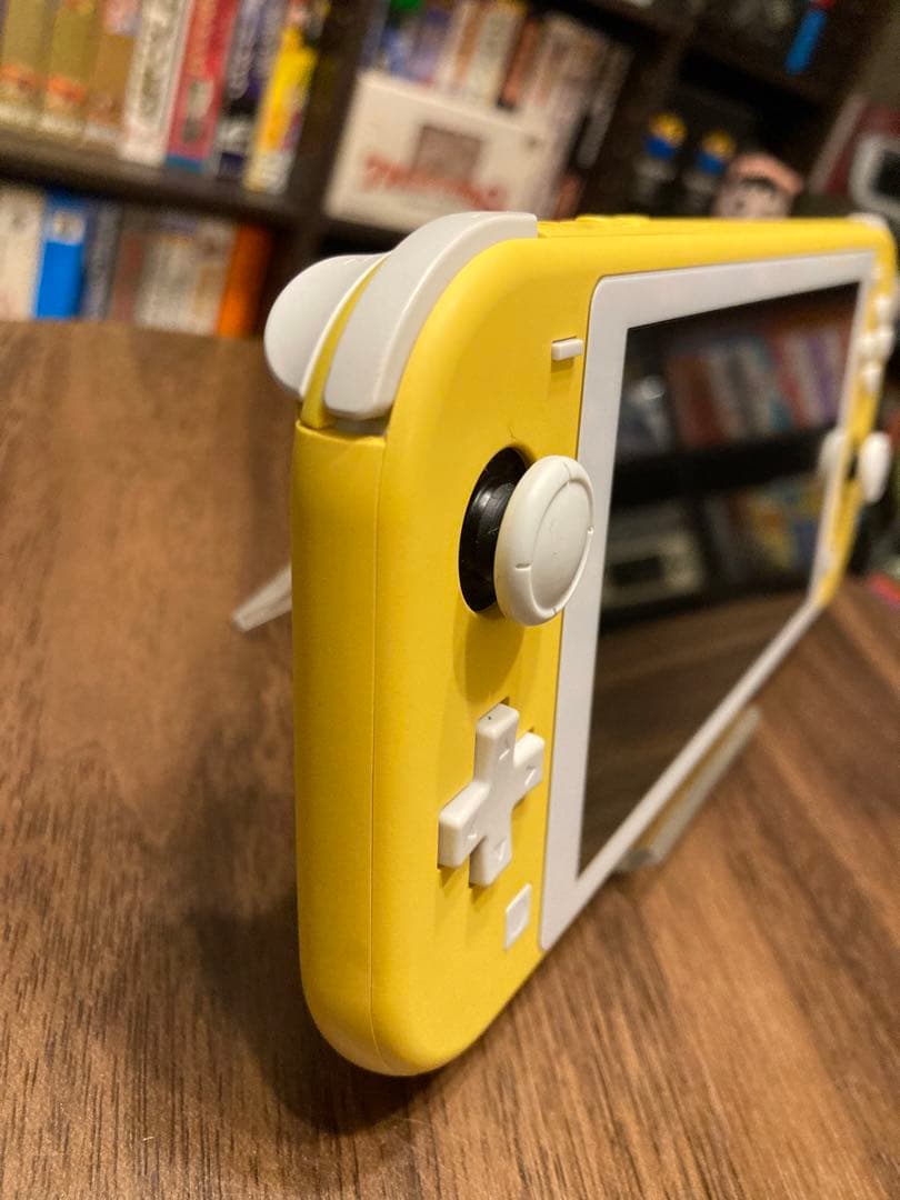 ニンテンドー　Switchライト　イエロー