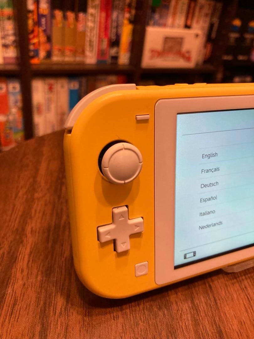 ニンテンドー　Switchライト　イエロー