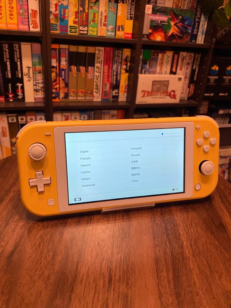 ニンテンドー　Switchライト　イエロー