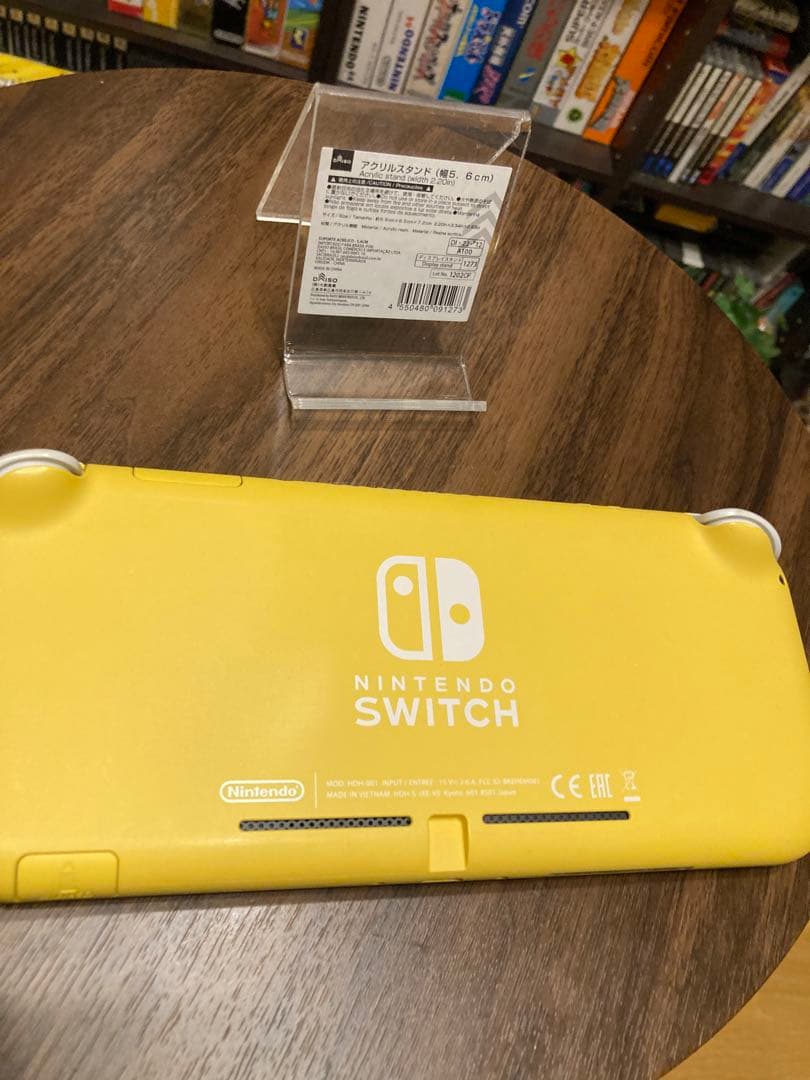 ニンテンドー　Switchライト　イエロー