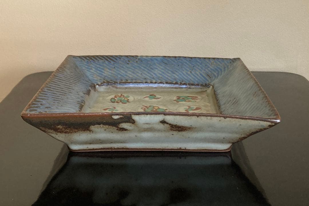 人間国宝 島岡達三 象嵌赤絵草花文角皿 共箱 共布付き