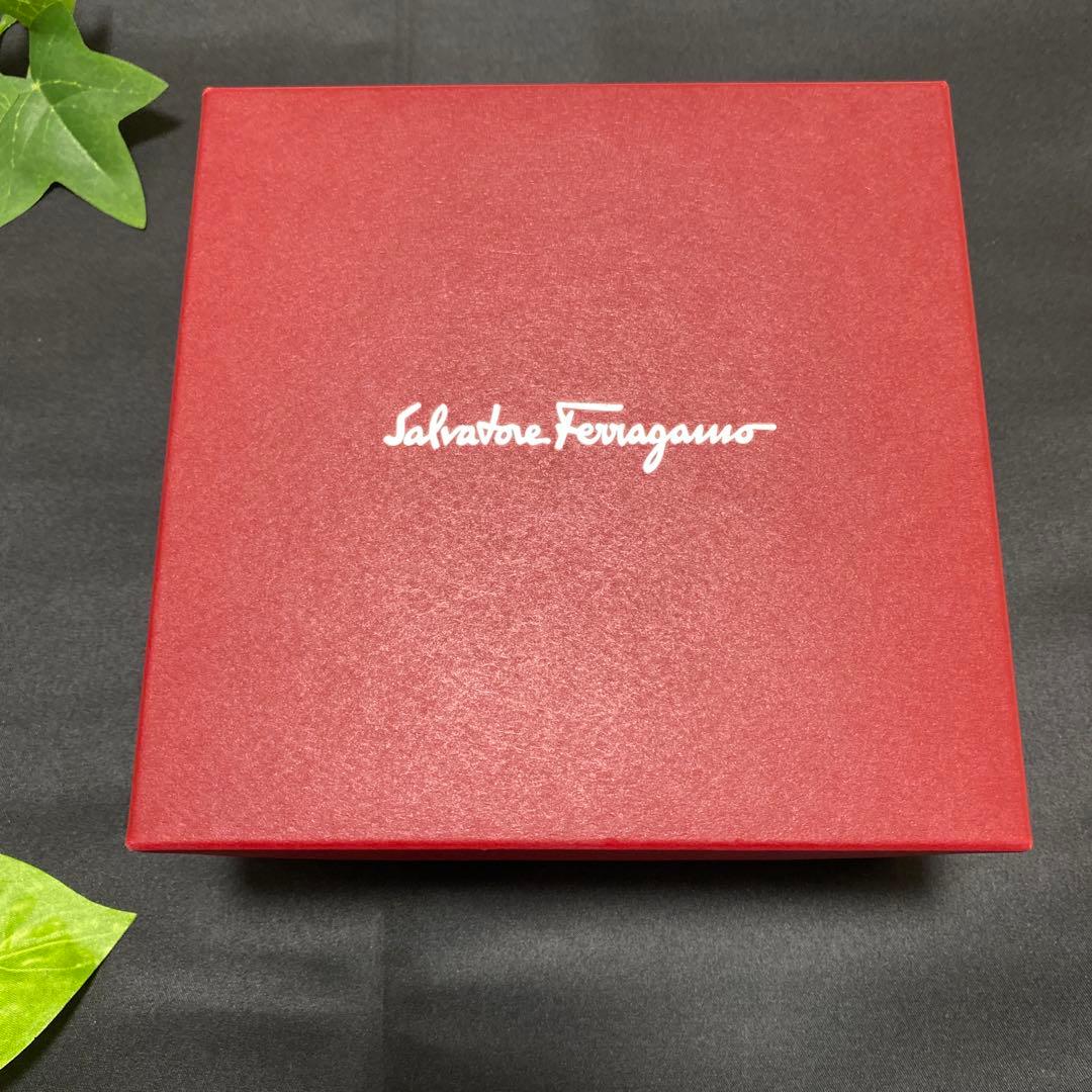 フェラガモ　カチューシャ　箱付き　美品　salvatore ferragamo