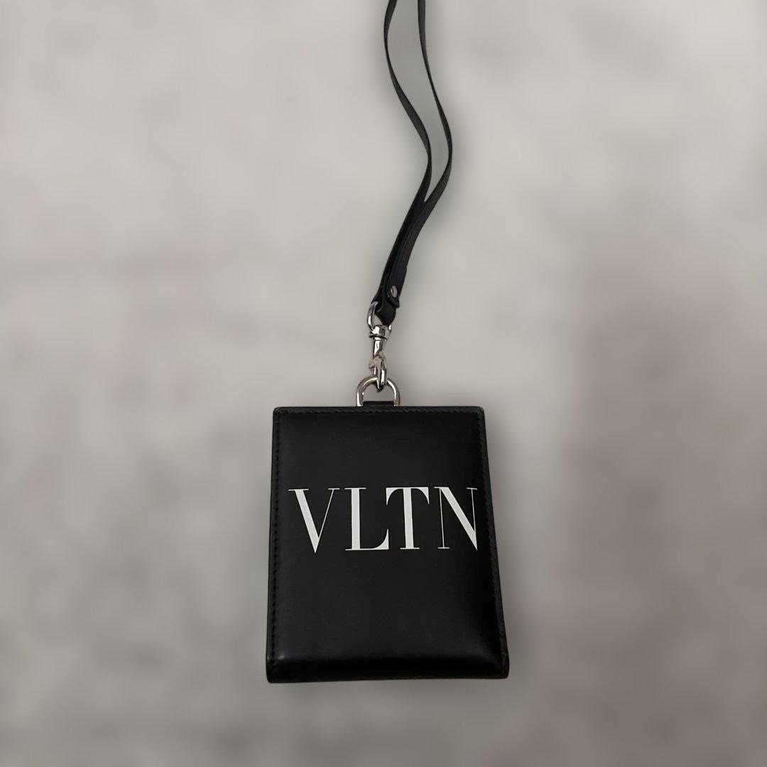 VALENTINO VLTN ブラックレザー折り財布