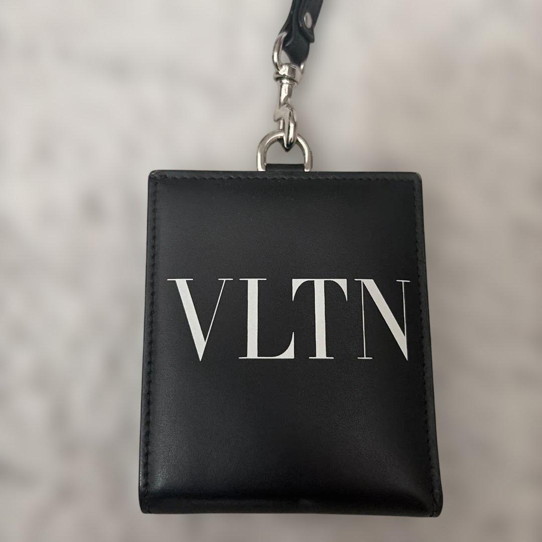 VALENTINO VLTN ブラックレザー折り財布