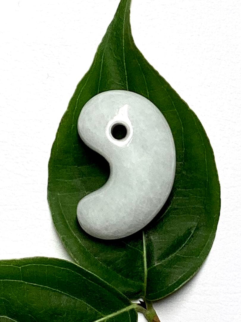 ✳60万円以上の高品質を‼️糸魚川翡翠勾玉*氷　安価卸しにて‼️ 守護石に　鑑別書付