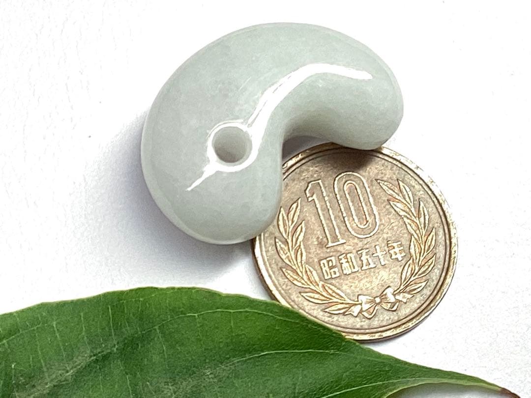 ✳60万円以上の高品質を‼️糸魚川翡翠勾玉*氷　安価卸しにて‼️ 守護石に　鑑別書付