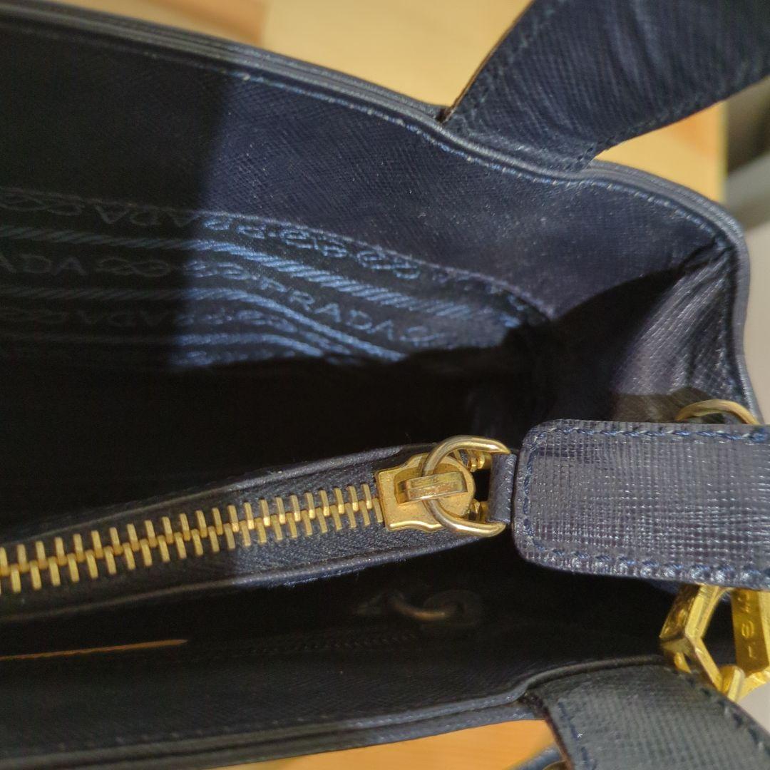 PRADA ネイビー レザー ショルダーバッグ　プラダショルダー　サフィアーノ
