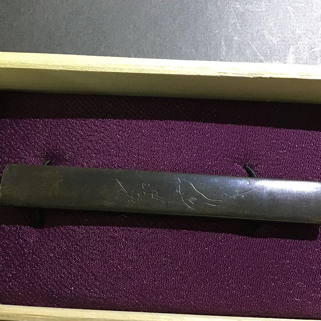 小柄　四分一地　裏地銀四分一分け　赤銅毛彫「鶯図」　後藤勘兵衛演乗在銘　保証