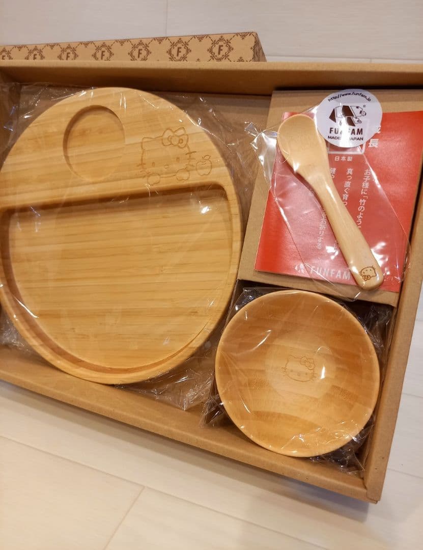 ハローキティ　FUNFAM　ベビー食器　バンブーミールセット　新品　竹製食器