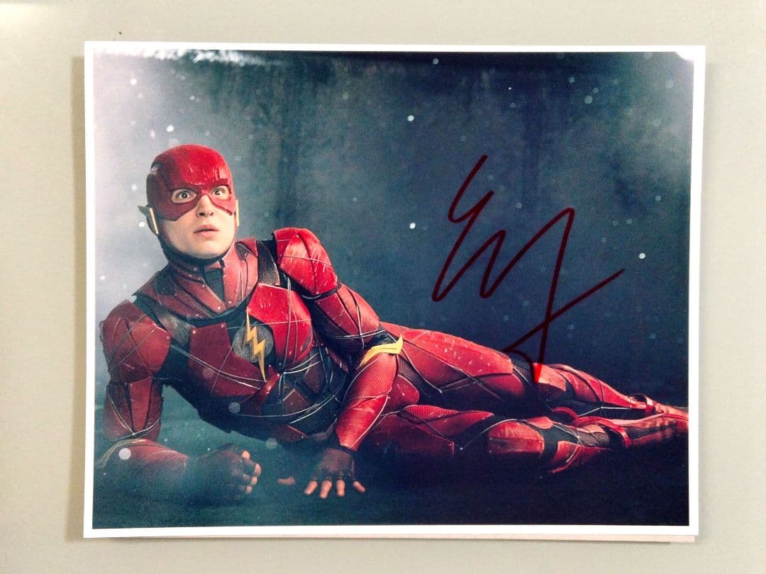 セール中…エズラ・ミラー直筆サイン入り超大型写真…Ezra Miller…