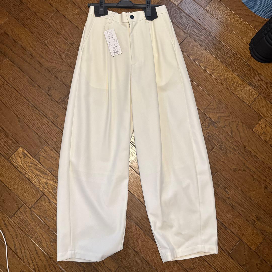united tokyo ハイツイストバレルチノパンツ　オフホワイト　サイズ2