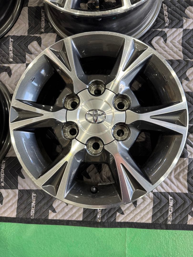 送料込み(沖縄除く)トヨタ　ハイエース　アルミホイール 新車外し
